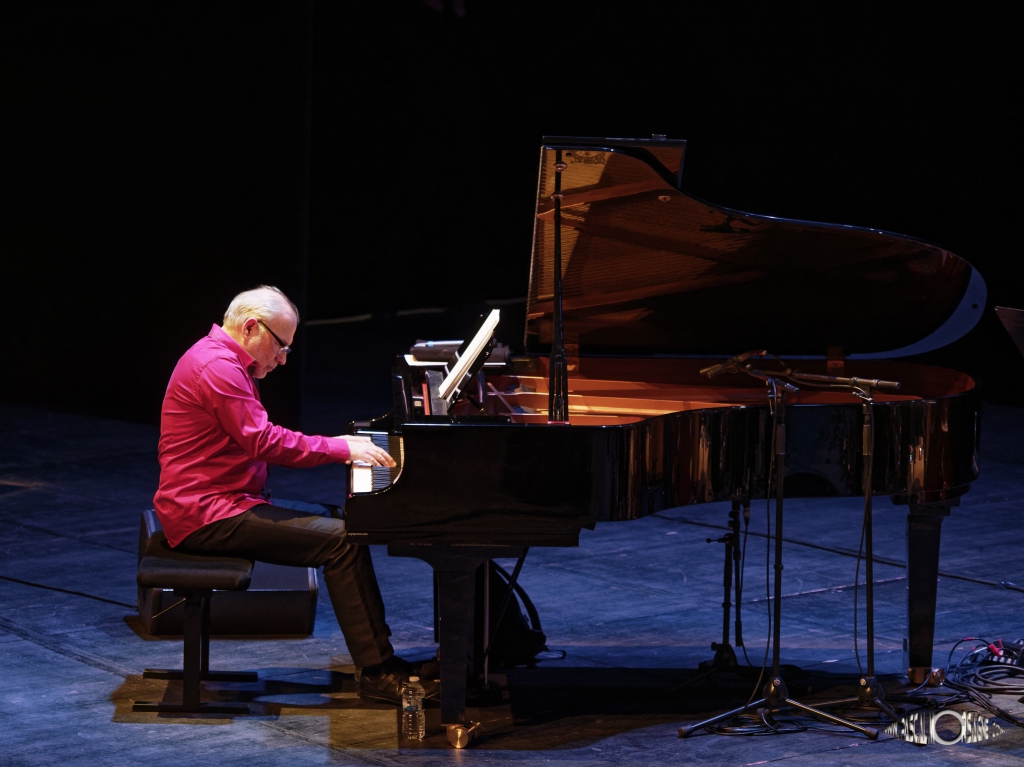 Après avoir obtenu un double prix de piano et de musique de chambre au conservatoire de Paris (classe d' Aldo Ciccolini), Hervé Sellin s'oriente vers une carrière de musicien de jazz qui va lui permettre de cotoyer des musiciens comme Chet Baker, Dizzy Gillespie, John Griffith (avec lequel il va travailler 15 ans), Dee Dee Bridgewater , Brandford Marsalis... Il obtiendra plusieurs prix dont un