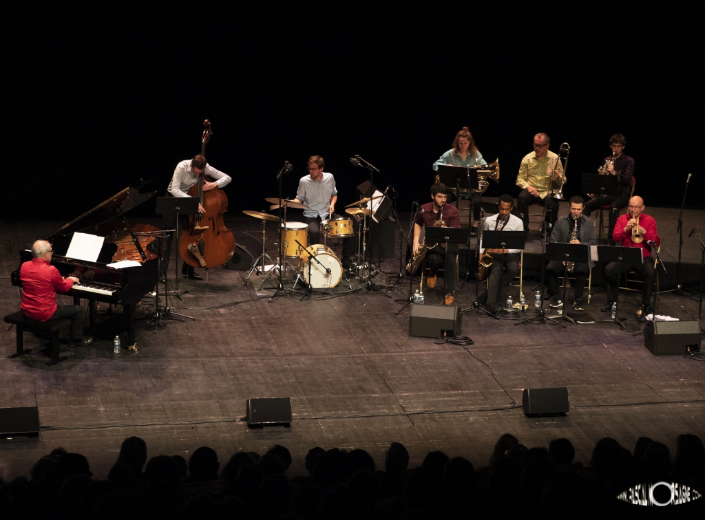 Hervé SELLIN (Piano), Jocelyn Prud'Hom (Contrebasse), Arthur Lebas (Batterie), Maxime Degeuser (Saxophone Baryton), Camelot Morisset (Saxophone ténor), Yuri Scraibman (saxophone alto) James Roger (Trompette) , Robin Leblanc (tuba), Dominique Miletti (trombone), Camille Jody (cor)
2019 © PascalMorsagne
